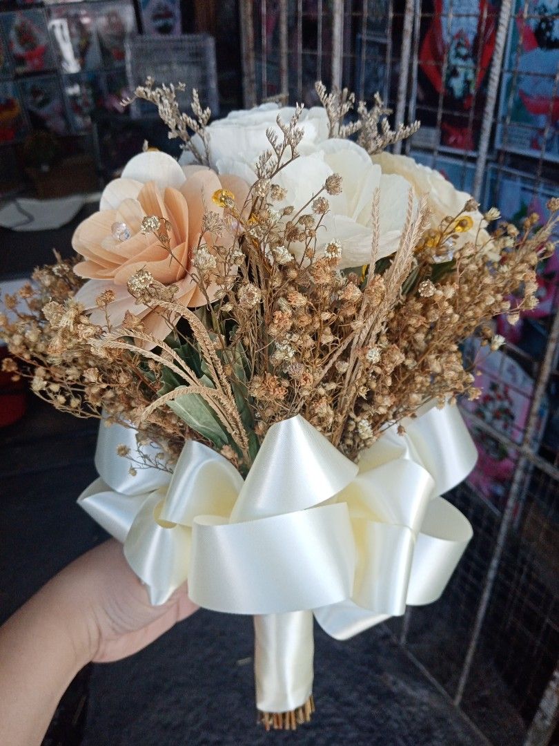 Bridal bouquet 350 (Category: Flowers & Bouquets) located in Naga. Submitted by pibi_barato_stuff (Listing ID 1259796024, Image 3). Description: This is a hadmade as seen in the picture, what you see is what you get I can send a video of the item and will send measurements. I made the posting in a hurry The buyer will shoulder the ship fee Please take note that this is bulky so the shipping fee maybe pricey.