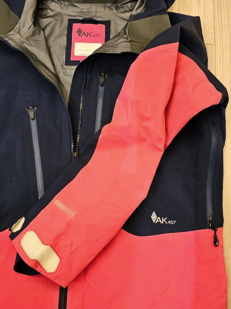 Burton Ak 457 Guide snowboard jacket, 男裝, 外套及戶外衣服- Carousell