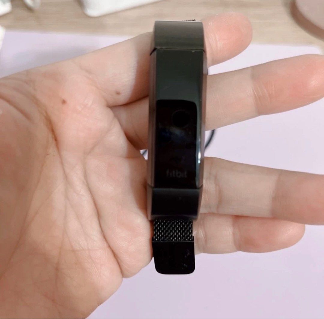 二手］Fitbit智能手環-買一送四（送四個錶帶噢）, 手機及配件, 智慧