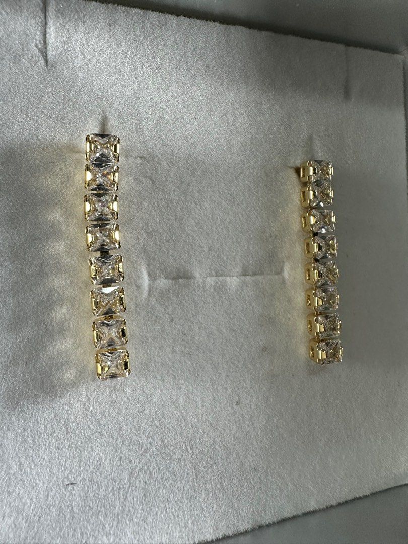 Gold setting dangling earrings (Category: Earrings) located in San Juan City. Submitted by vmdln (Listing ID 1259835383, Image 1). Description: Gold setting Clear stones Hypoallergenic .
