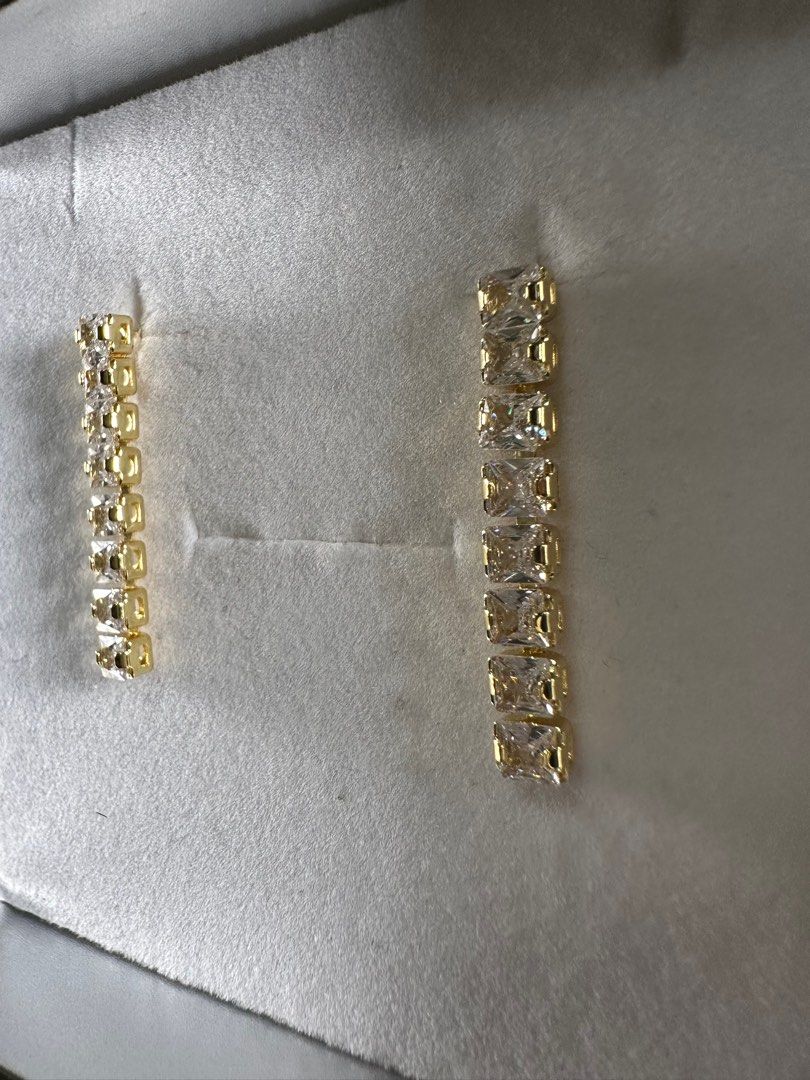 Gold setting dangling earrings (Category: Earrings) located in San Juan City. Submitted by vmdln (Listing ID 1259835383, Image 2). Description: Gold setting Clear stones Hypoallergenic .
