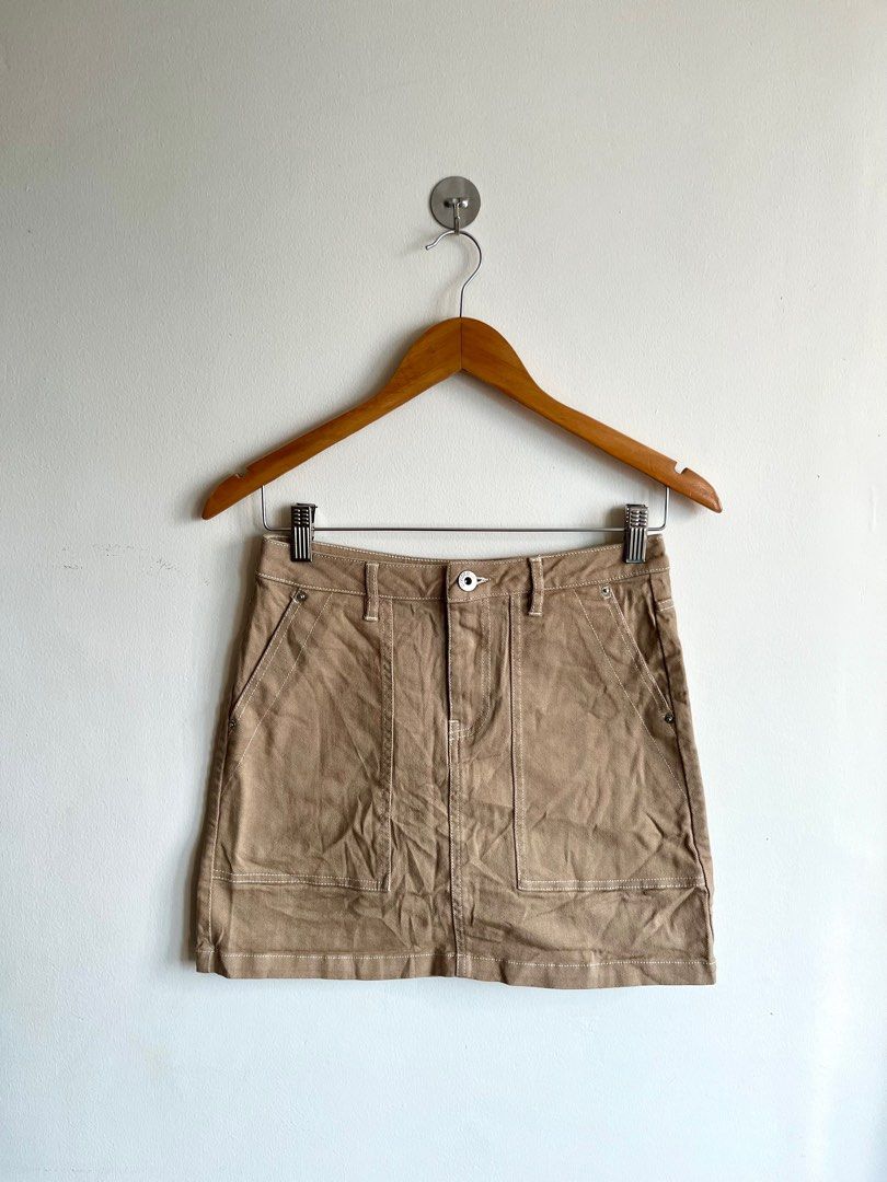 H&M Divided Khaki Skirt (Category: Skirts) located in Manila. Submitted by frftch (Listing ID 1259280750, Image 2). Description: H&M Divided Khaki Contrast Stitch Skirt with Pockets Size 2 XS 26” width 16" length more pics soon! .
