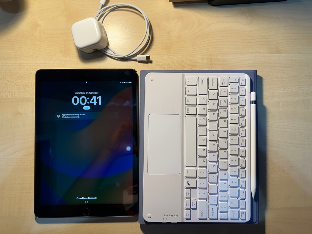 iPad 9th Gen + Apple Pencil Warranty till 6/6/24, Mobile Phones