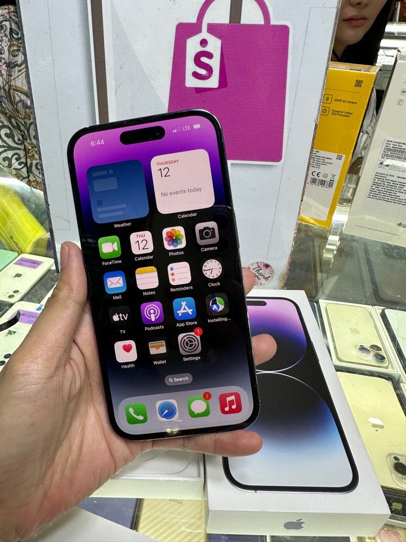 iphone 14 pro 128gb dual sim 2ndhand (Category: iPhone 14 Series) located in Cainta. Submitted by vine_gadget_shop (Listing ID 1259913573, Image 2). Description: iphone 14 pro 128gb dual sim 2ndhand complete package hk variant no issue check all u want pick up store greenhills shopping center we accept credit card ,ggives installment we accept trade in we do cod and door to door we ship nationwide for fast transaction call 09277368323.