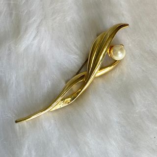 Japan Vintage Gold Tone Pearl Accent Brooch