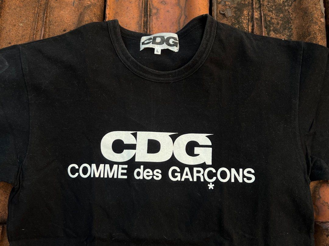 Comme des online garcons uniqlo logo