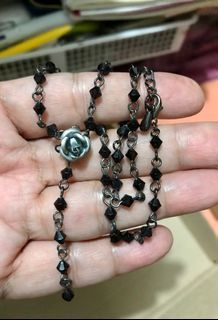 KBLK100NL 182 Black Toned Diamond Shaped Beads Necklace with Gray Colored Rose Center, Vintage Fashion Accessory