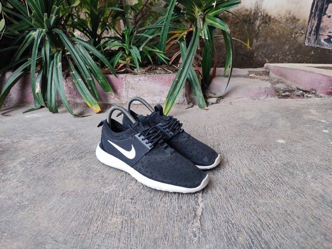 nike running black and white