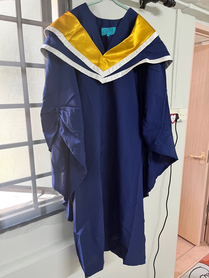 NTU Engineering graduate gown M size, cap 6 2/3 size , Women's Fashion,  Dresses & Sets, Evening dresses & gowns on Carousell