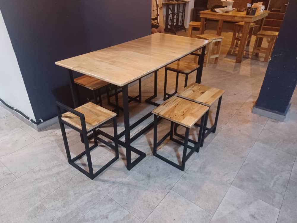 Set Dining Table (Category: Tables & Sets) located in Klang. Submitted by prettyugly82 (Listing ID 1259906918, Image 3). Description: Set meja makan 1 meja & 6 kerusi Material Table top rubber wood Kaki besi Size Meja 4x2ft Kerusi 1x1ft Colour clear & black.