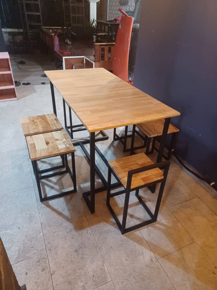 Set Dining Table (Category: Tables & Sets) located in Klang. Submitted by prettyugly82 (Listing ID 1259906918, Image 2). Description: Set meja makan 1 meja & 6 kerusi Material Table top rubber wood Kaki besi Size Meja 4x2ft Kerusi 1x1ft Colour clear & black.