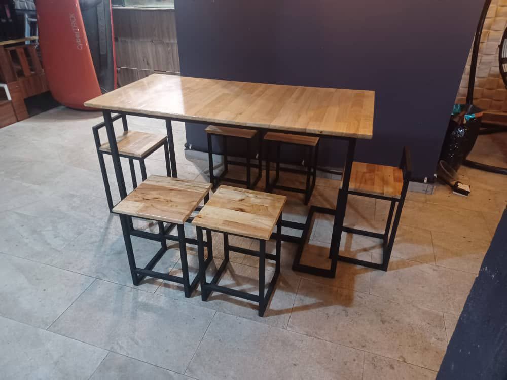 Set Dining Table (Category: Tables & Sets) located in Klang. Submitted by prettyugly82 (Listing ID 1259906918, Image 1). Description: Set meja makan 1 meja & 6 kerusi Material Table top rubber wood Kaki besi Size Meja 4x2ft Kerusi 1x1ft Colour clear & black.