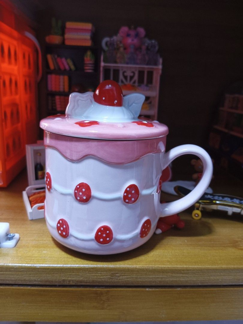 Strawberry Shortcake themed Mug with cover (Category: Other Kitchenware & Tableware) located in Makati City. Submitted by psycheisdead (Listing ID 1259935540, Image 1). Description: open for nego issue nya lang wala na syang box... MOP: Gcash/Maya MOD: Same-day delivery, Gogo Express, Pick-up, Meet-up.
