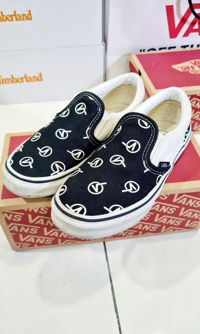 Custom chanel vans store