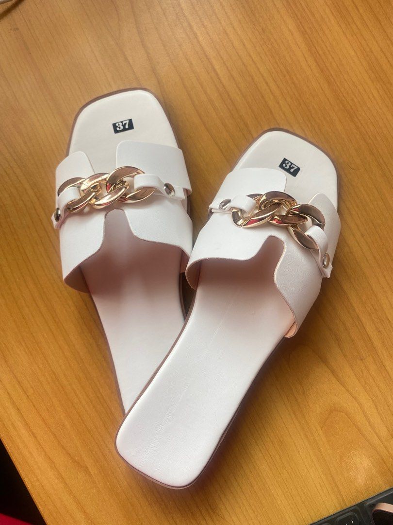 White flat hotsell sandals womens