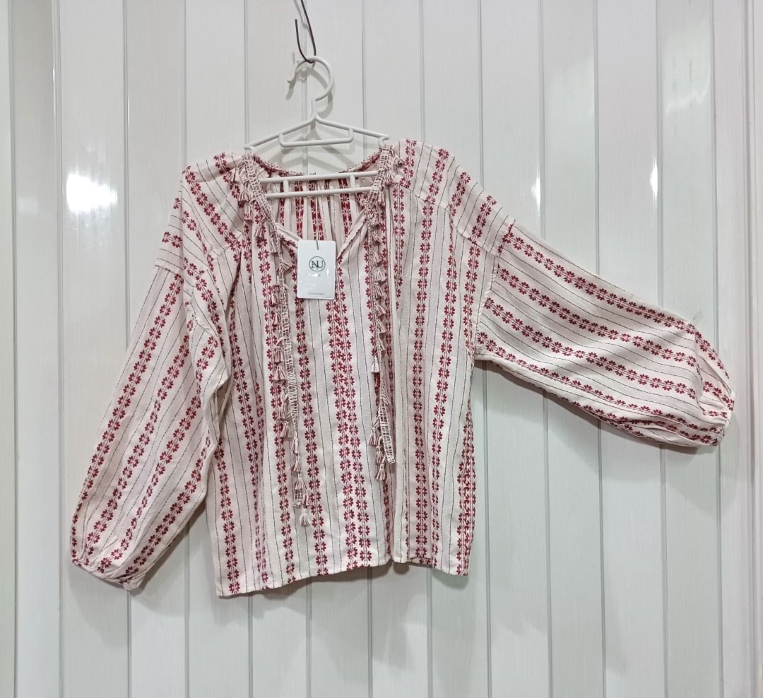 全新品_韓國製ANOU品牌_寬鬆波西米亞風燕麥底紅花刺繡V領前綁帶流蘇