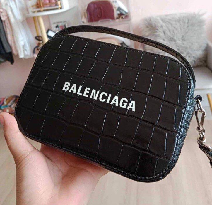 Final Sale!) BALENCIAGA Everyday Crossbody Bag, Luxury, Bags & Wallets on  Carousell