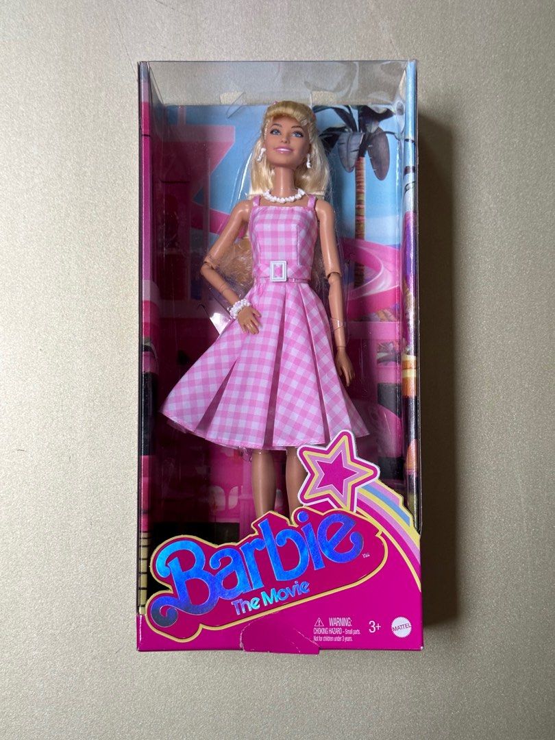 Barbie The Movie Doll, Margot Robbie as Barbie, Collectible Doll Wearing  Pink and White Gingham Dress with Daisy Chain Necklace for 6 years and up