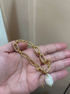 Gold chain with pearl