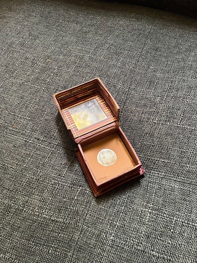 Hoola Benefit Bronzer (Category: Makeup) located in Mandaluyong City. Submitted by weeeka_ (Listing ID 1259997124, Image 2). Description: Original. Well used. Personal fave bronzer🥹 What u see is what you get. Bought in MOA last 2020.