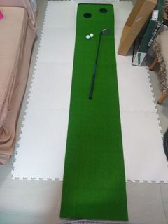Indoor golf putting mat game with Yonex golf club