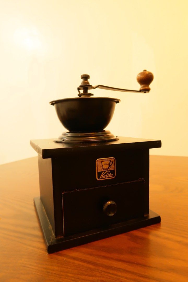Kalita Vintage Coffee Grinder (Category: Coffee & Tea Tableware) located in Lipa City. Submitted by tunying24 (Listing ID 1260074618, Image 3). Description: Used it only for display/aesthetic purposes on our coffee shop. Functional parin po but i suggest clean it thoroughly before using. Open for shipping.