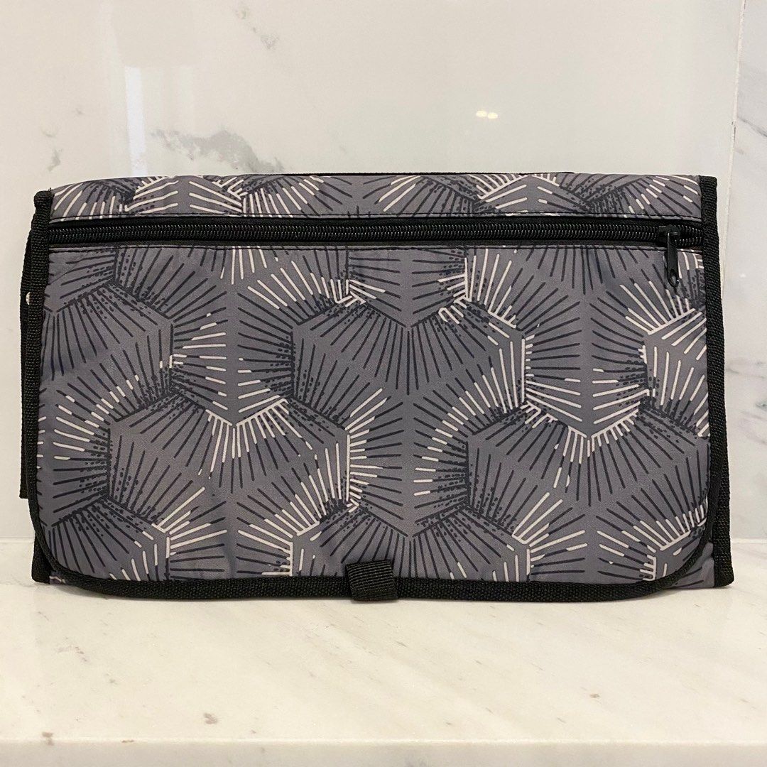 Portable Travel Changing Mat (Category: Changing Mats & Accessories) located in Quezon City. Submitted by thelazyloft (Listing ID 1260065057, Image 3). Description: .