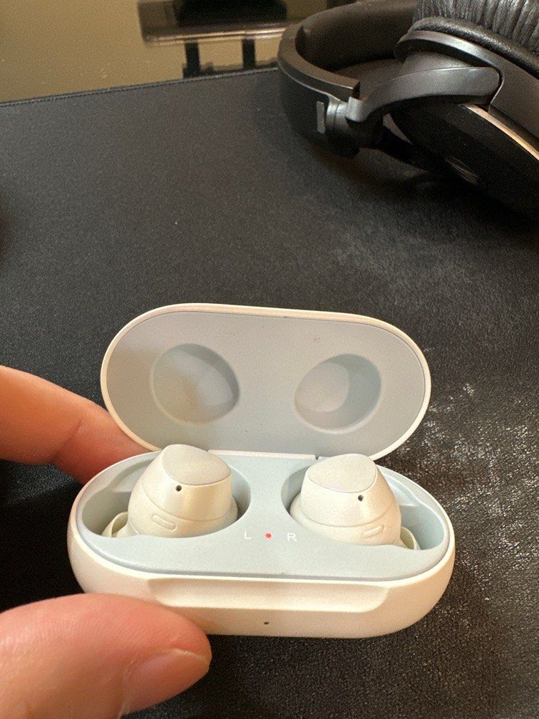 Galaxy buds best sale 1st gen