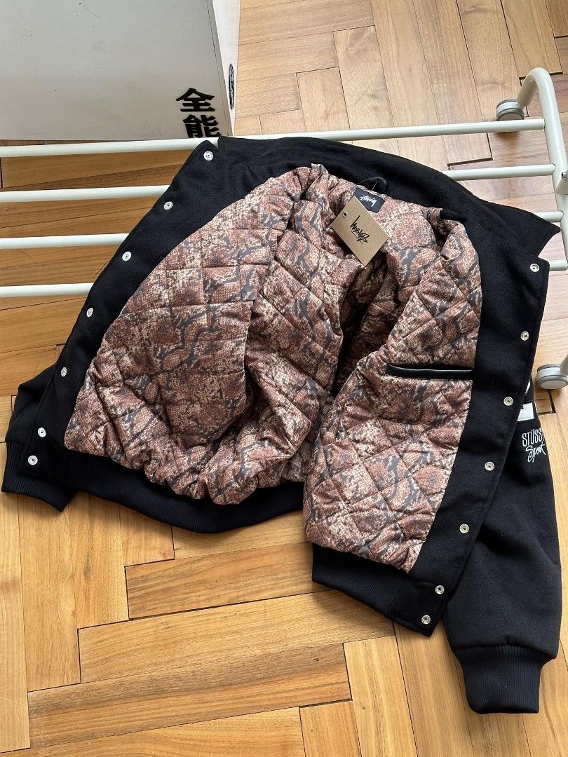 全新Stussy FW23 80 WOOL VARSITY JACKET 80貼標按扣蟒紋內襯 全新Stussy FW23 80 WOOL VARSITY JACKET 80貼標按扣蟒紋內襯