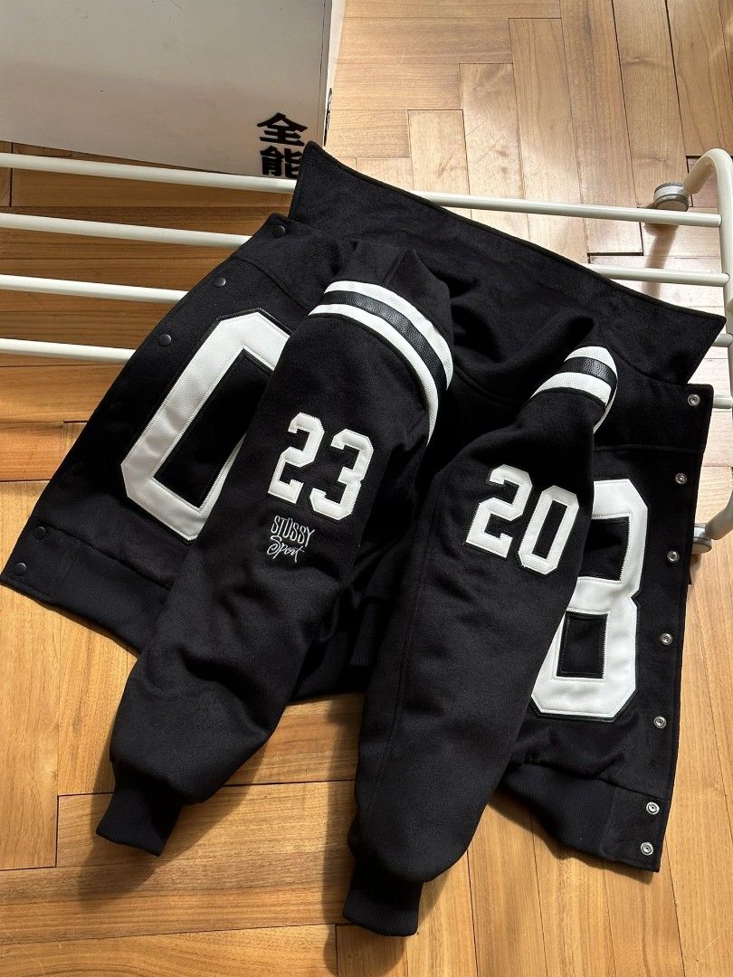 全新Stussy FW23 80 WOOL VARSITY JACKET 80貼標按扣蟒紋內襯 全新Stussy FW23 80 WOOL VARSITY JACKET 80貼標按扣蟒紋內襯