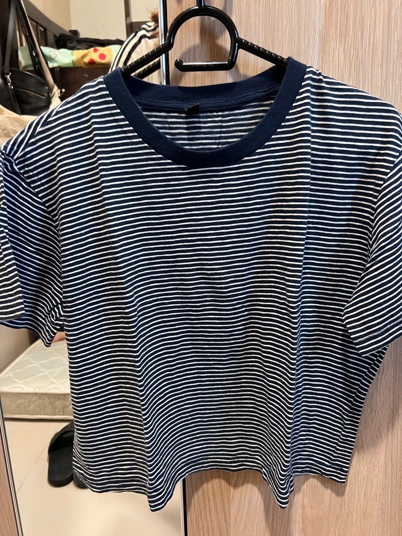 Uniqlo Striped Shirt (Category: Shirts) located in Quezon City. Submitted by dgv20 (Listing ID 1260030374, Image 1). Description: .