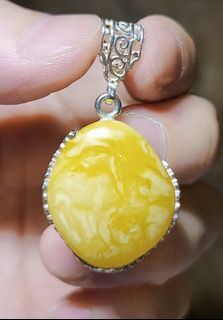 6.68 grams Natural aged Butterscotch Amber pendant 6.68克天然老蜜蜡吊坠