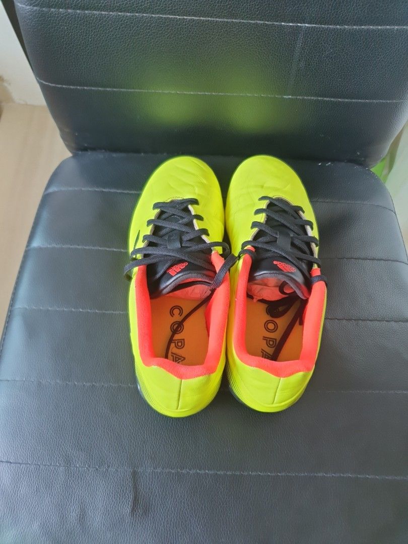 Pure play discount football shoes