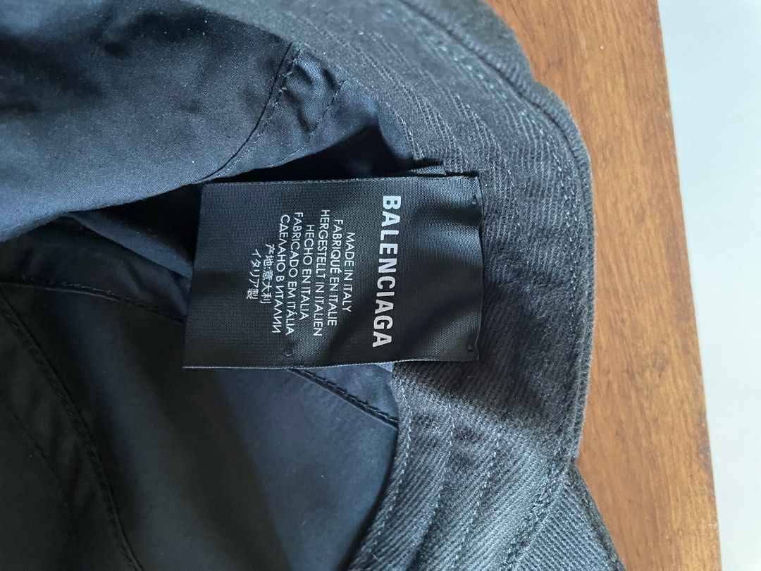 人気商品！】 MULTILANGUAGES BALENCIAGA CAP 袋、タグ付き キャップ