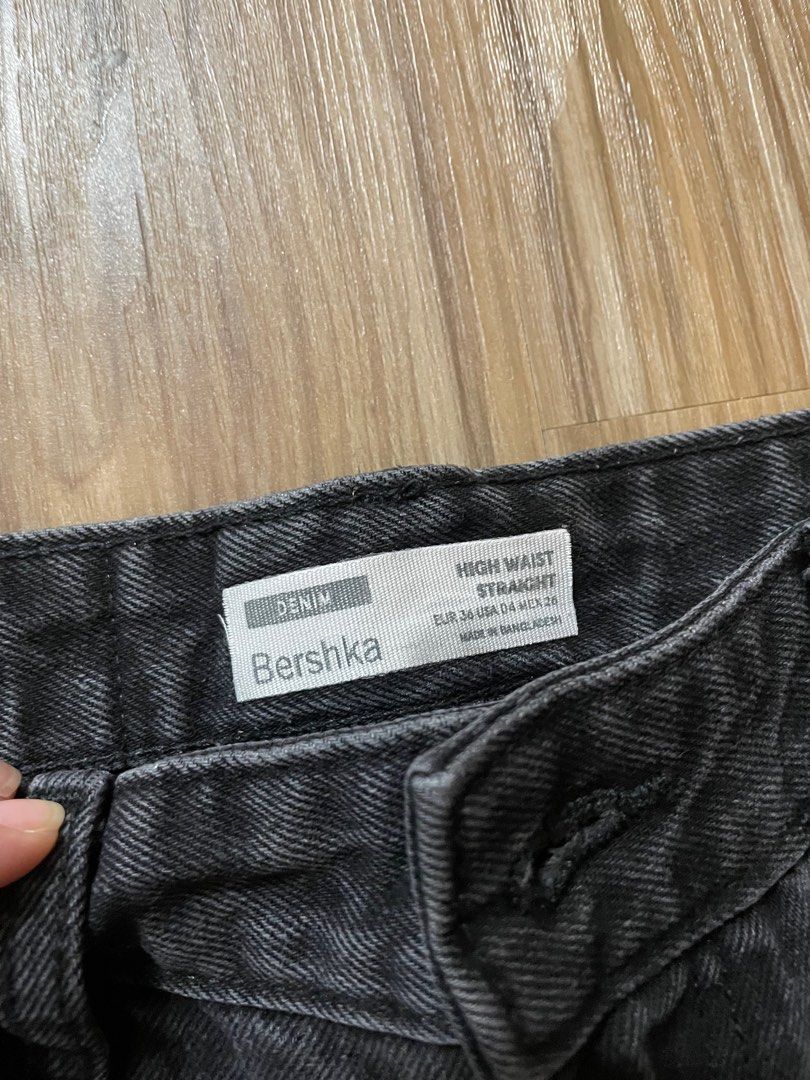 bershka high waist jeans (Category: Jeans) located in Rizal. Submitted by esquivel.declutter (Listing ID 1260284115, Image 2). Description: size 26 92 cm length denim material.