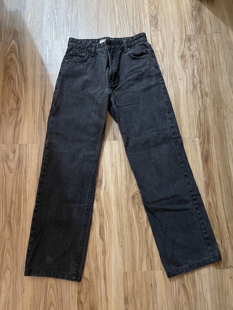 bershka high waist jeans (Category: Jeans) located in Rizal. Submitted by esquivel.declutter (Listing ID 1260284115, Image 1). Description: size 26 92 cm length denim material.