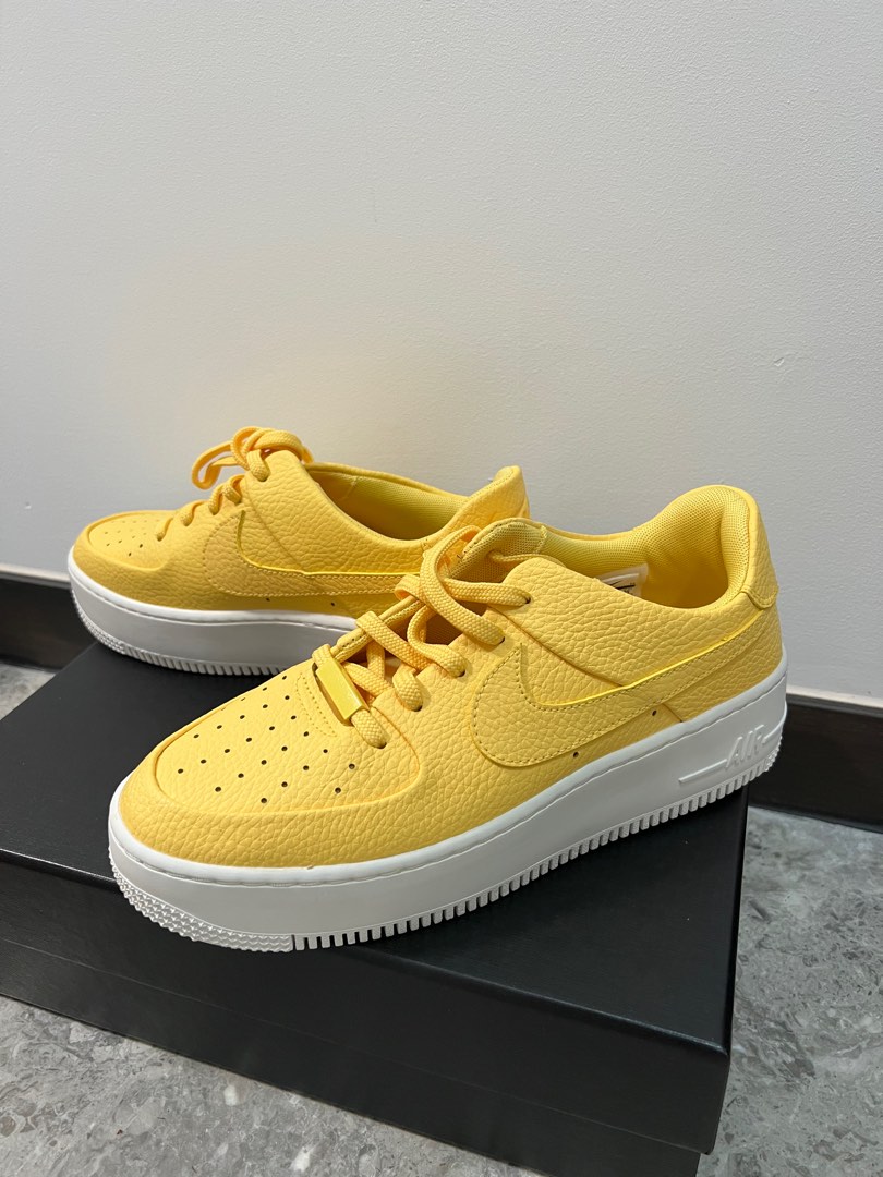 Nike air force deals sage low yellow