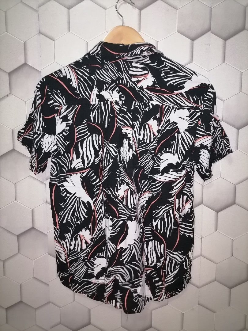 BUTTON DOWN POLO SHIRT (Category: Tshirts & Polo Shirts ) located in Manila. Submitted by shs.by.marc (Listing ID 1260267576, Image 2). Description: COMFY FABRIC : MALAMBOT FIT TO SMALL TO SEMI-MED SEE PHOTOS FOR DETAILS.