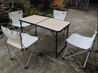 camping table & chairs