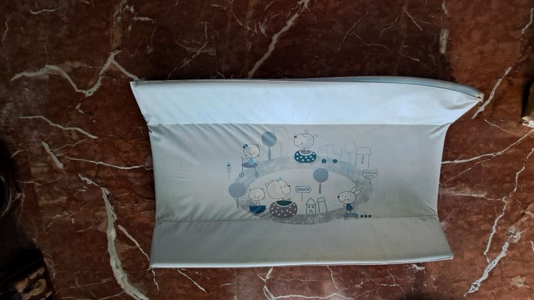 Changing base base (Category: Other Baby Bathing & Changing Needs) located in Singapore. Submitted by elsie63 (Listing ID 1260148155, Image 3). Description: Waterproof and easy to clean.