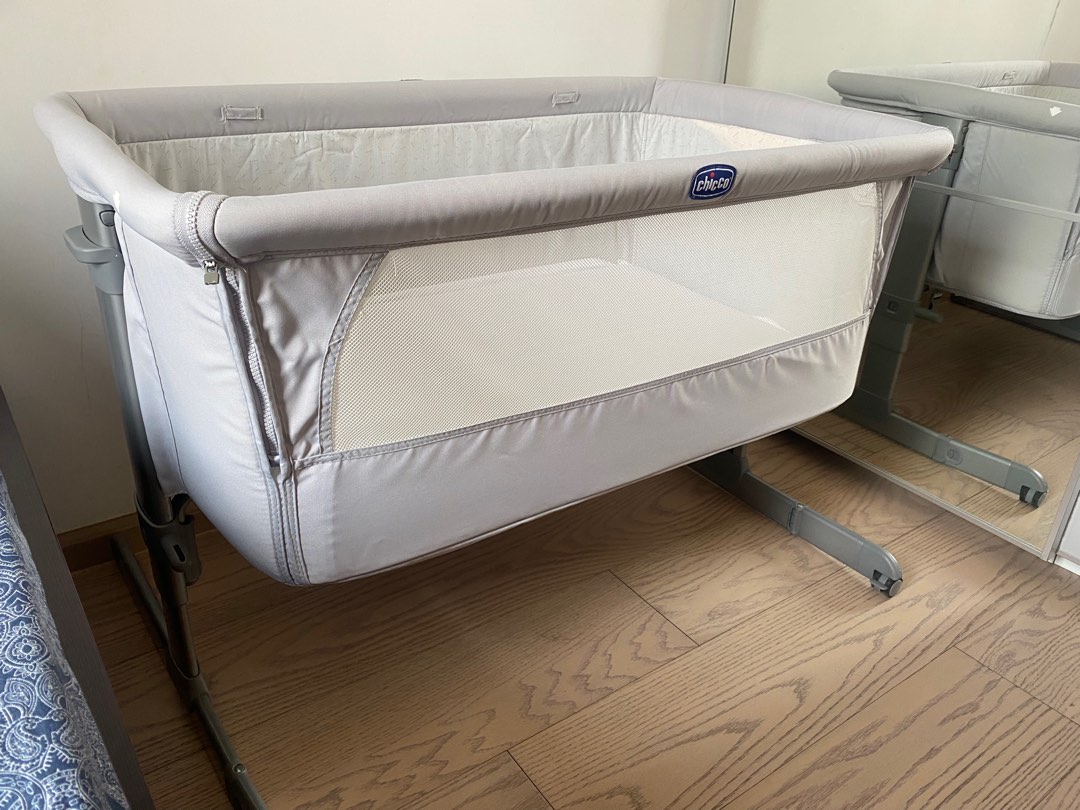 Chicco next to me (next2me) crib/cot, 兒童＆孕婦用品, 兒童傢具, 兒童傢具 嬰兒床 Carousell