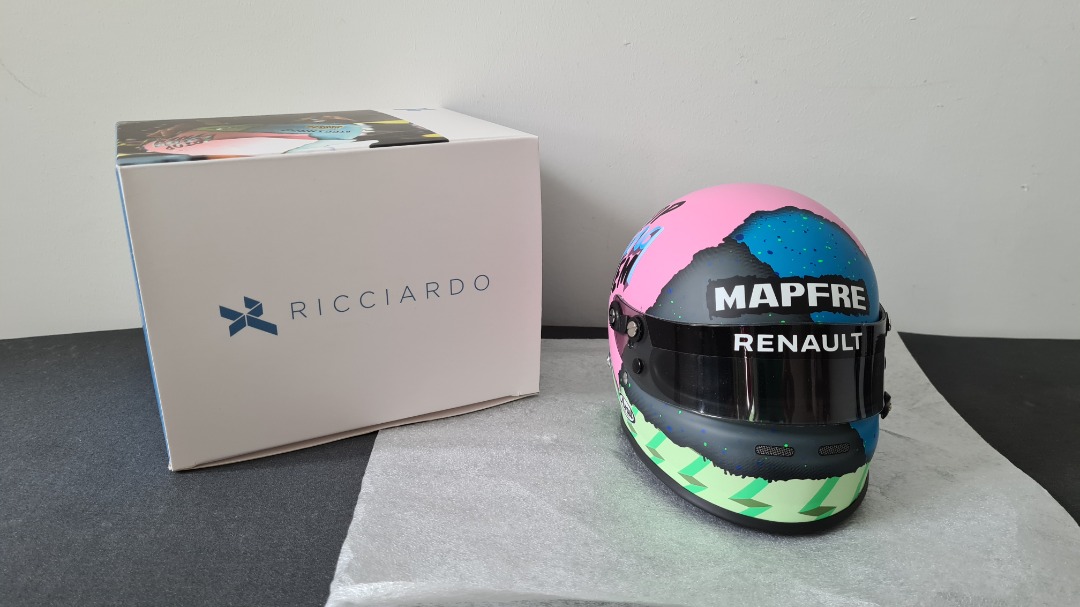 Casque Helmet Vitaly Petrov 2012 Scale 1/2 Renault Catheram