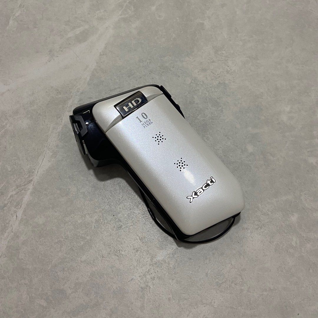 [DIGITAL CAMERA/DIGICAM] SANYO XACTI DMX-CG11 in WHITE (Category: Cameras) located in Singapore. Submitted by digicambam (Listing ID 1260282395, Image 1). Description: .