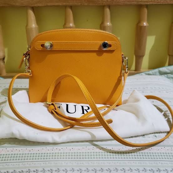 Piper leather crossbody store bag
