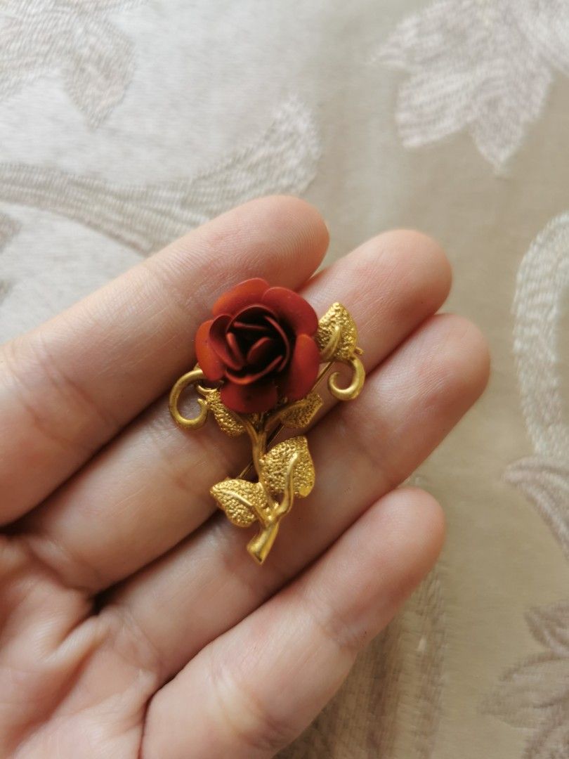 Red brooches shop