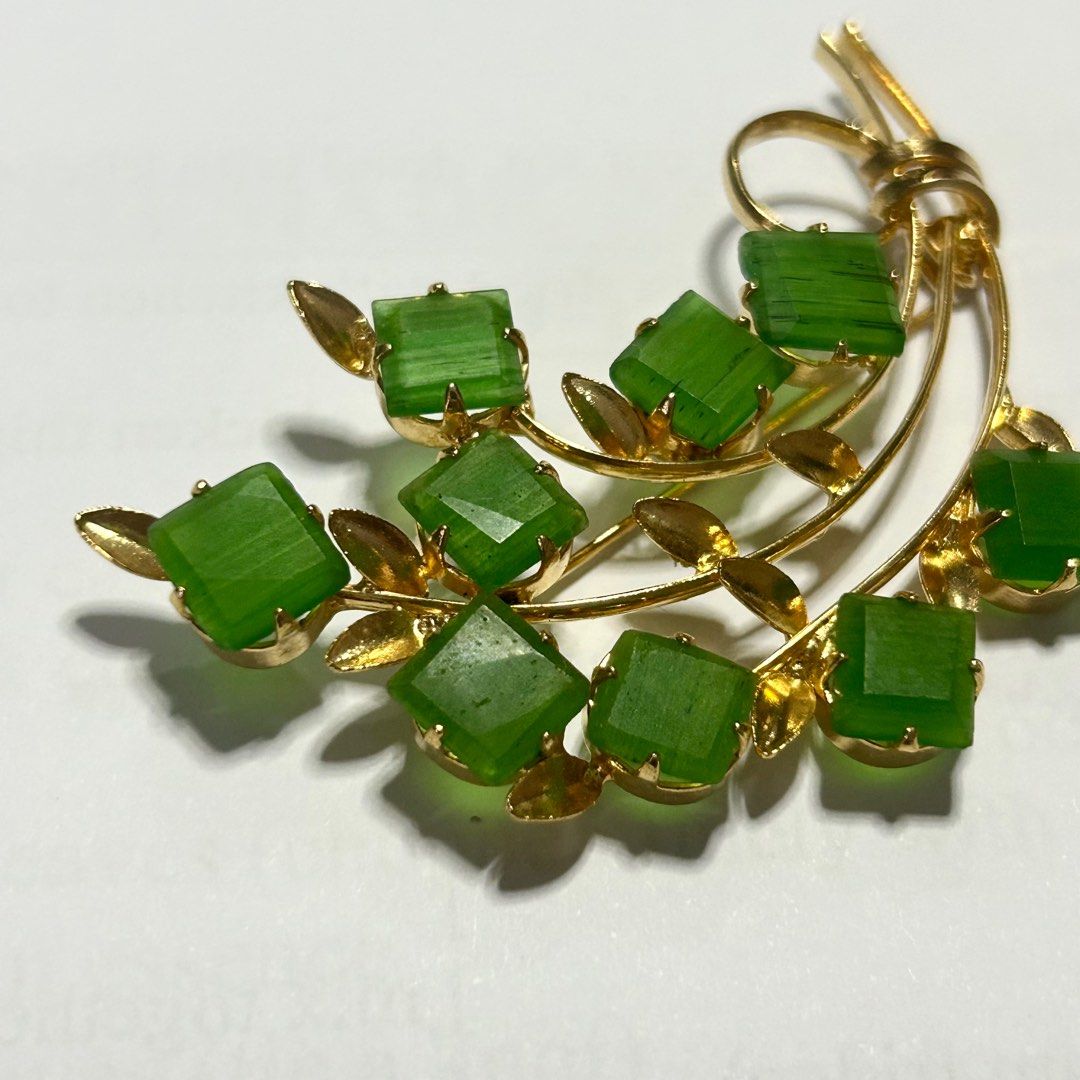 Emerald green jewelry store accessories