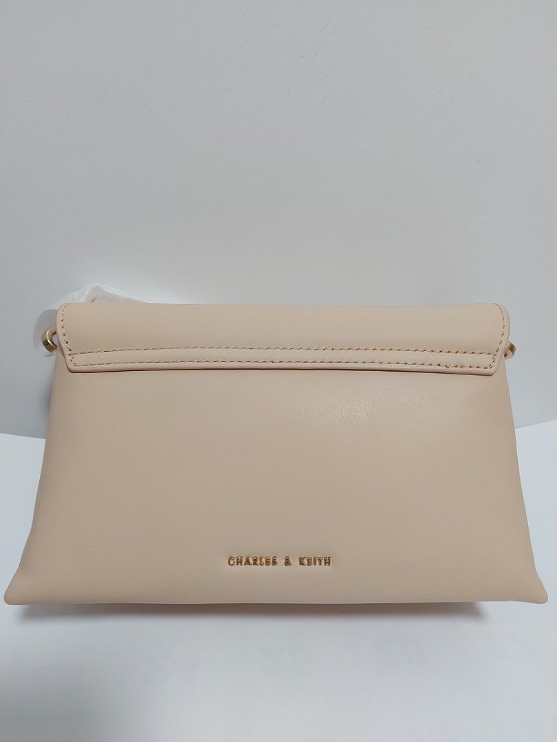 Charles & Keith 小ck 真皮金屬鍊斜背包淺粉色, 女裝, 手袋及銀包, 多用途袋- Carousell