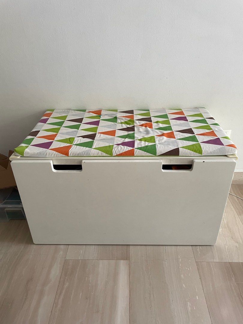 Småstad bench deals with toy storage