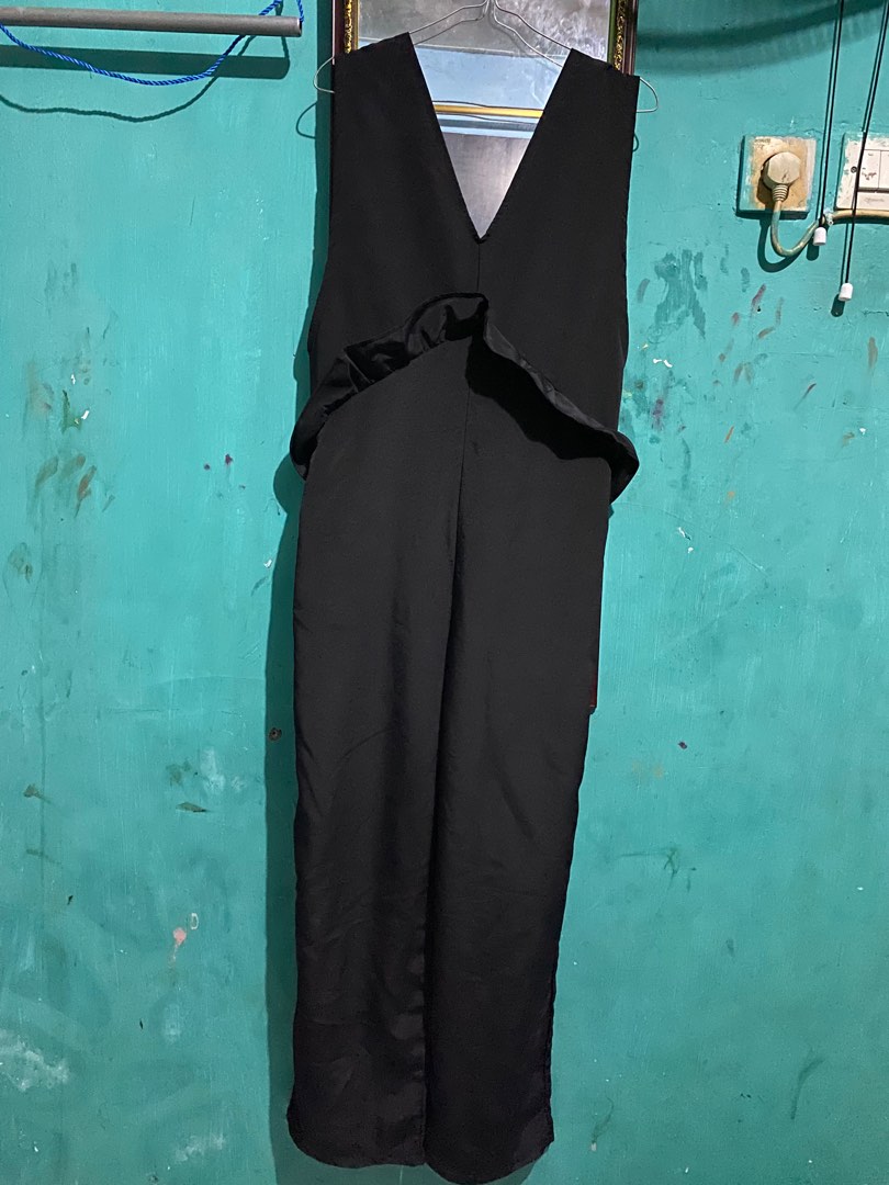 Jumpsuits Hitam Fesyen Wanita Pakaian Wanita Jumpsuits Di Carousell