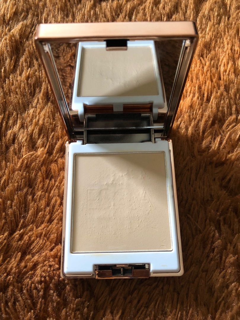 Powder Foundation Esqa, Kesehatan & Kecantikan, Rias Wajah di Carousell